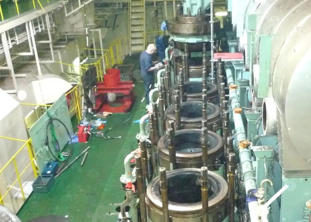 Dismantling the RTA84 engine for repair