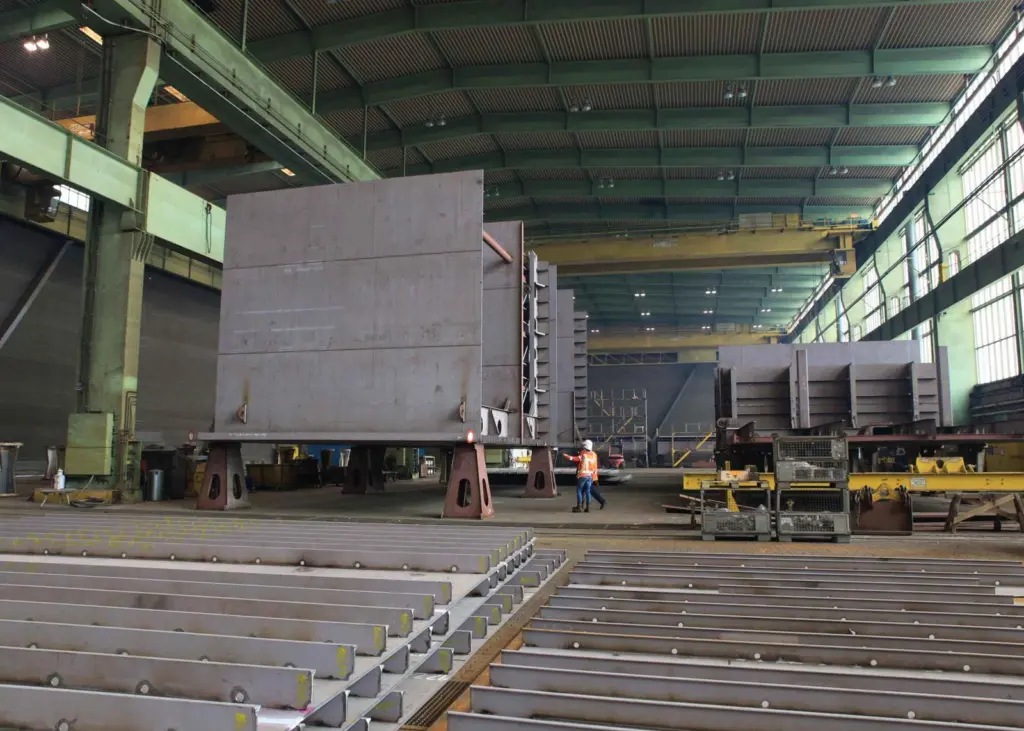 Steel sections for the jack-up vessel in the Sietas shipbuilding hall