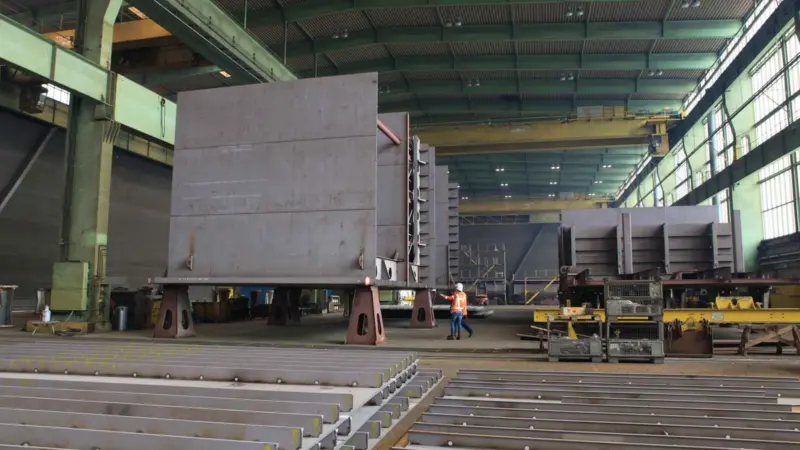Steel sections for the jack-up vessel in the Sietas shipbuilding hall