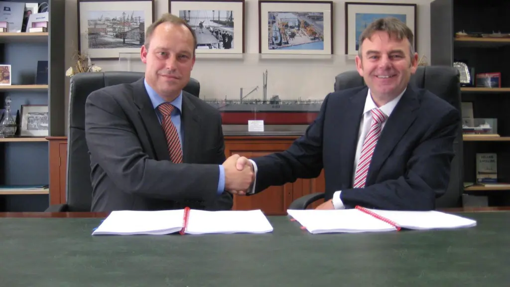 Western Ferries’ managing director, Gordon Ross signs the contract with Cammell Laird’s chief executive, John Syvret