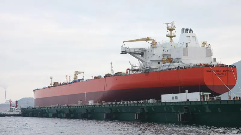 ‘Eagle San Antonio’ – first of AET’s eco-design Suezmaxes – at the Samsung yard