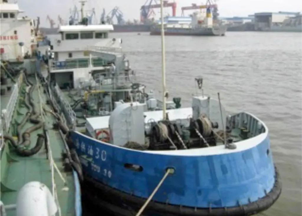 Bulk delivery of ExxonMobil’s cylinder oil in the Port of Shanghai is now available by ‘Hai Gong You 30’, the first double-hulled marine lubricants-delivery barge to operate in Shanghai