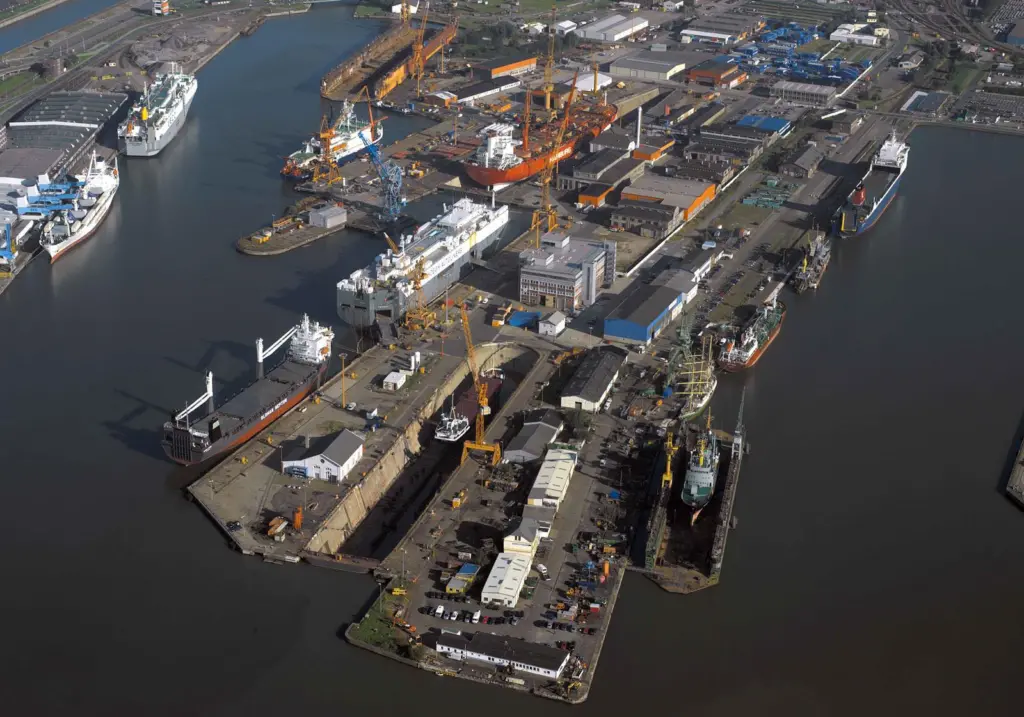 Rickmers Lloyd (foreground) with neighbour Lloyd Werft