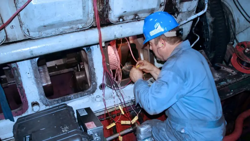 Setting up the annealing equipment on the ‘Ocean Dream’ engine