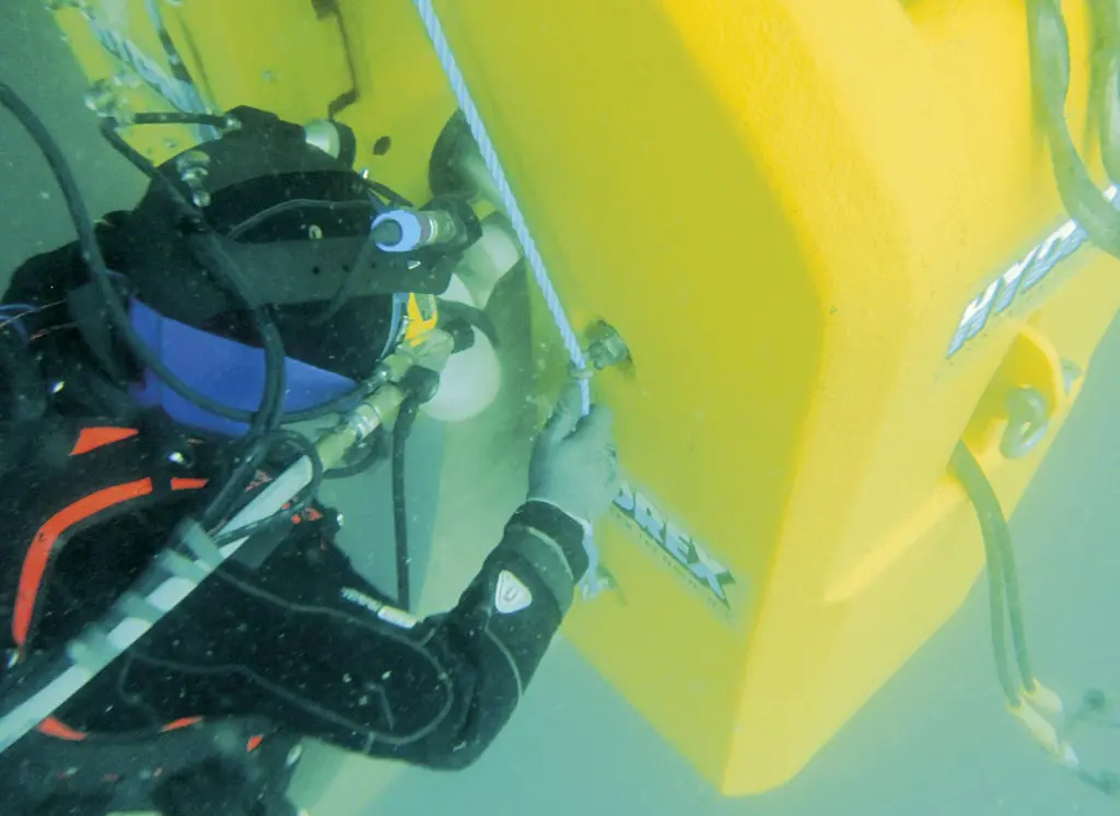 Hydrex diver/technician positioning cold straightening machine