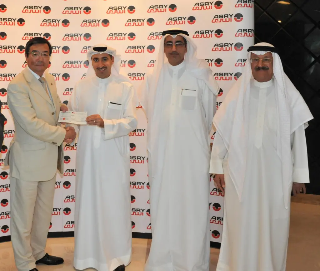 IMO secretary general receives the cheque from ASRY