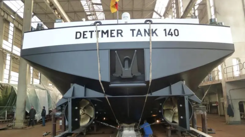 Dettmer launches prototype; note the stern fins