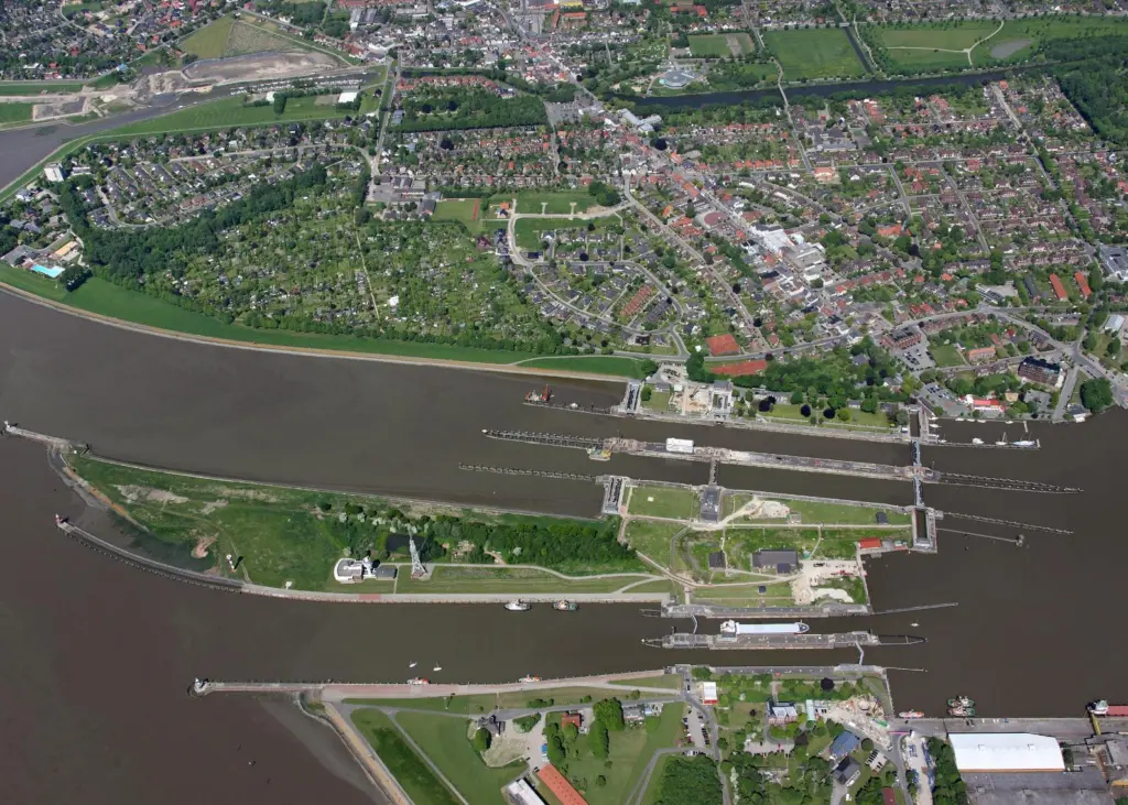 Brunsbuettel Locks: one main lock open again