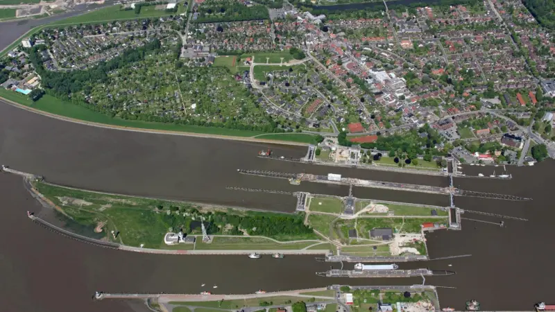 Brunsbuettel Locks: one main lock open again