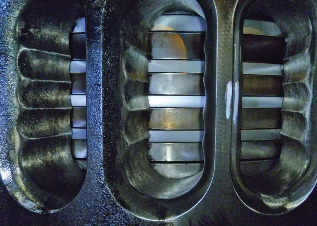 After more than 8,000 hours with Mobilgard 560 VS at feed rates down to 0.45g/kWh, this Hyundai-MAN B&W 12K98MC engine’s pistons and piston rings were free from deposits and exhibited negligible wear.
