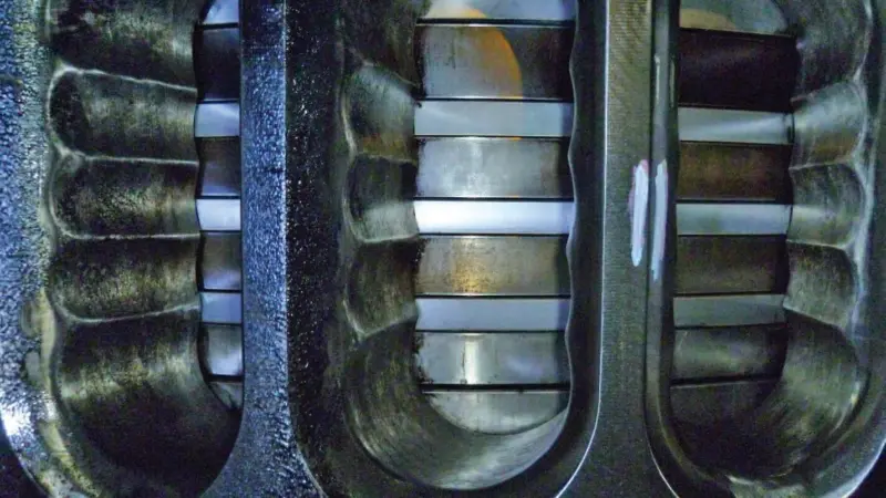 After more than 8,000 hours with Mobilgard 560 VS at feed rates down to 0.45g/kWh, this Hyundai-MAN B&W 12K98MC engine’s pistons and piston rings were free from deposits and exhibited negligible wear.