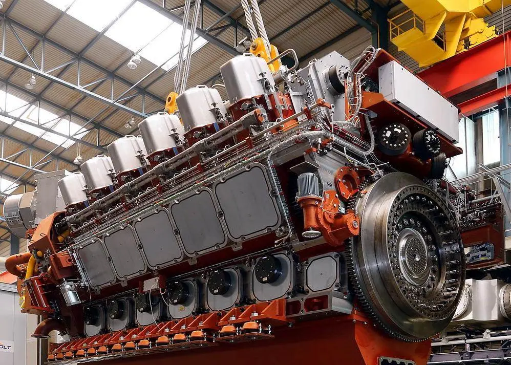 The first MaK M 46 DF leaves the factory