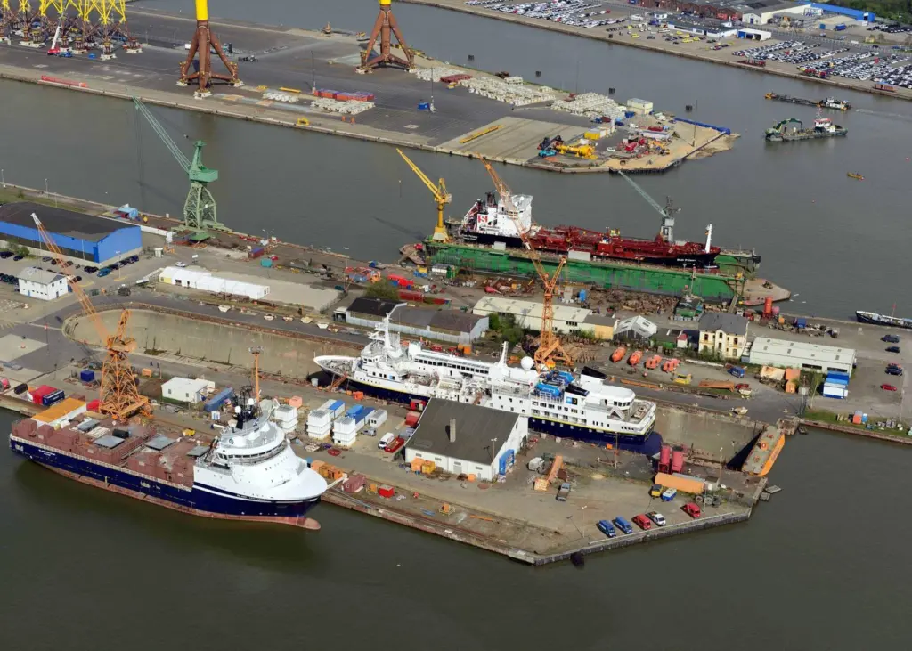 'Island Centurion' and 'National Geographic Explorer' at LWB. Background: Stolt Fulmar at GDD