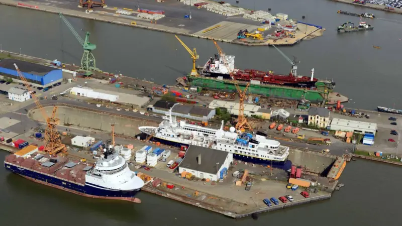 'Island Centurion' and 'National Geographic Explorer' at LWB. Background: Stolt Fulmar at GDD