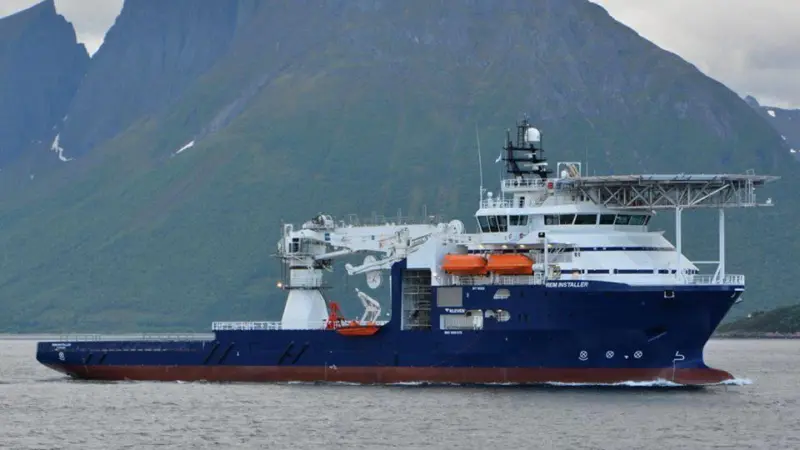 The 'Rem Installer' with its 250 tonne crane by TTS
