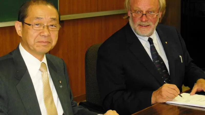 The contract was signed in Niigata Japan by the President of Sado Steam Ship Co Ltd, Mr Takeshi Ogawa, and Mr Robert Clifford, Chairman of Incat Tasmania Pty Ltd