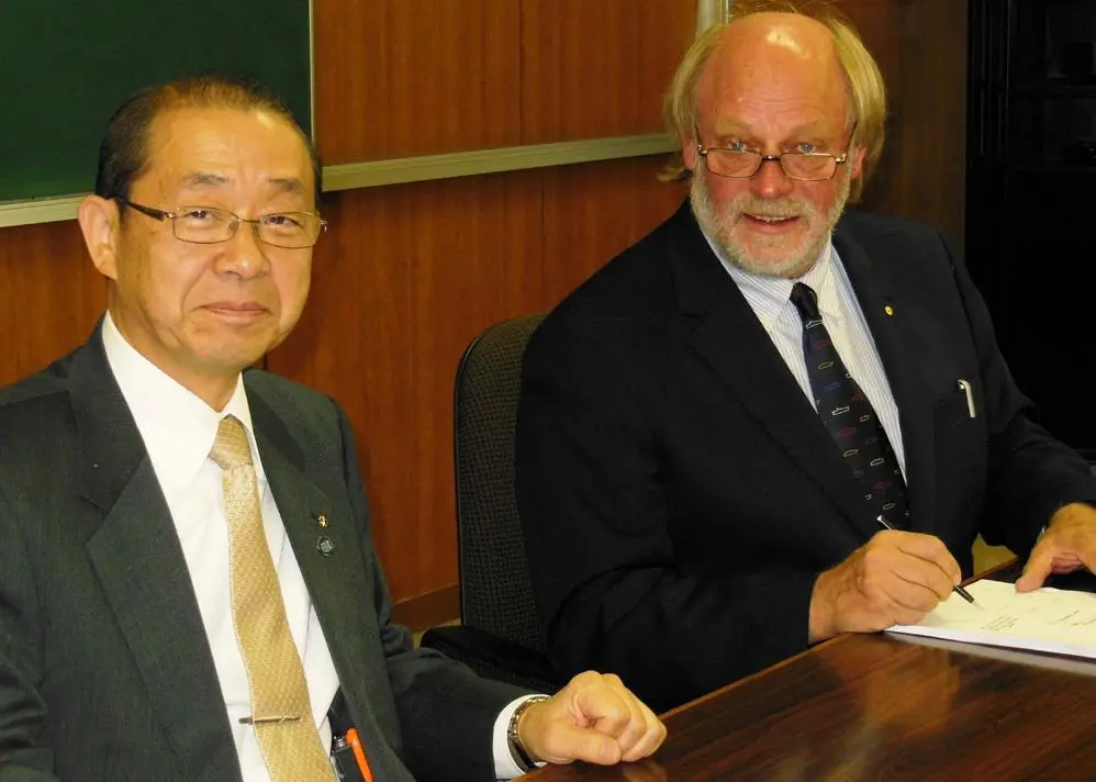 The contract was signed in Niigata Japan by the President of Sado Steam Ship Co Ltd, Mr Takeshi Ogawa, and Mr Robert Clifford, Chairman of Incat Tasmania Pty Ltd