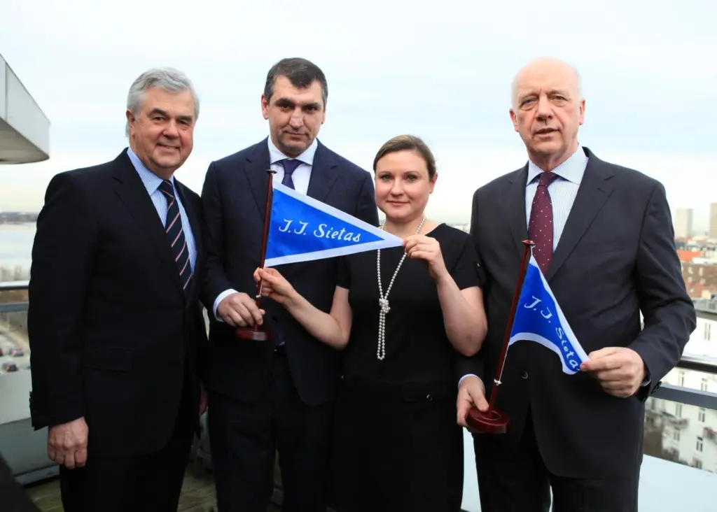 From left: Frank Horch, Hamburg’s senator for economy, Garegin G. Tsaturov, co-owner of Pella Shipyard, Natallia Dean, managing director Terraline, and Berthold Brinkmann, insolvency administrator of Sietas Shipyard