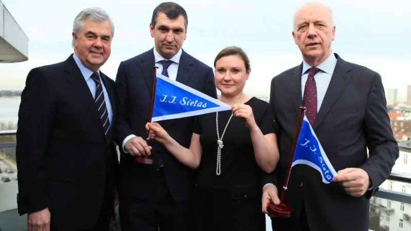 From left: Frank Horch, Hamburg’s senator for economy, Garegin G. Tsaturov, co-owner of Pella Shipyard, Natallia Dean, managing director Terraline, and Berthold Brinkmann, insolvency administrator of Sietas Shipyard