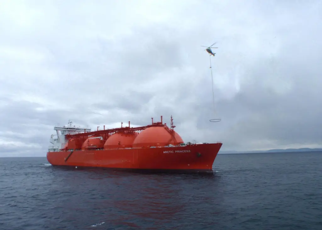 A ShipArrestor trial with a drifting LNG tanker