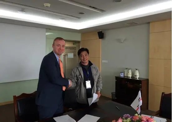 Hans Jensen Lubricators CEO Rasmus Hans Jensen and HHM Global Tech Service general manager Schawei Ma sign the contract for technical training collaboration