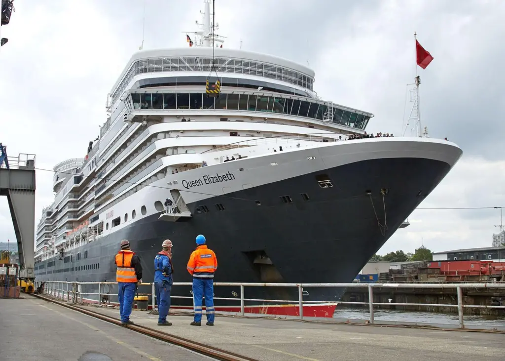 'Queen Elizabeth' is to get scrubber as part of maintenance programme at B+V