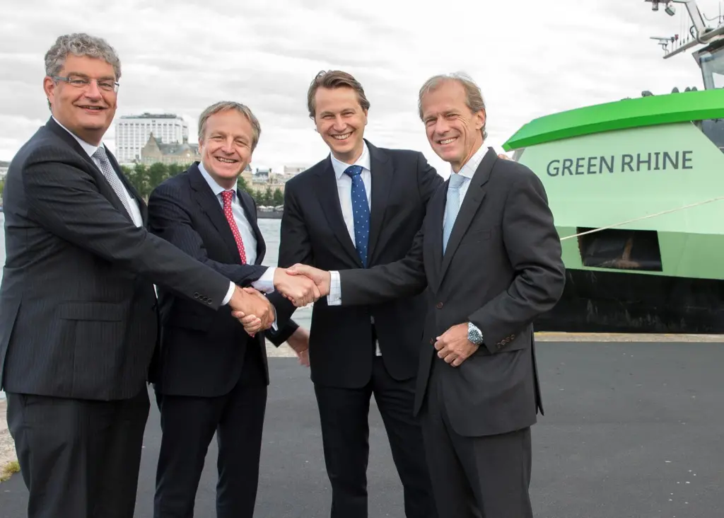 Han Fennema, CEO of Gasunie; Maarten Wetselaar, Shell’s EVP Integrated Gas; Eelco Hoekstra, CEO of Vopak; Allard Castelein, CEO of the port of Rotterdam; in front of the ‘Green Rhine’ LNG-powered tank barge