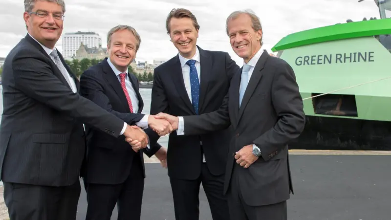 Han Fennema, CEO of Gasunie; Maarten Wetselaar, Shell’s EVP Integrated Gas; Eelco Hoekstra, CEO of Vopak; Allard Castelein, CEO of the port of Rotterdam; in front of the ‘Green Rhine’ LNG-powered tank barge