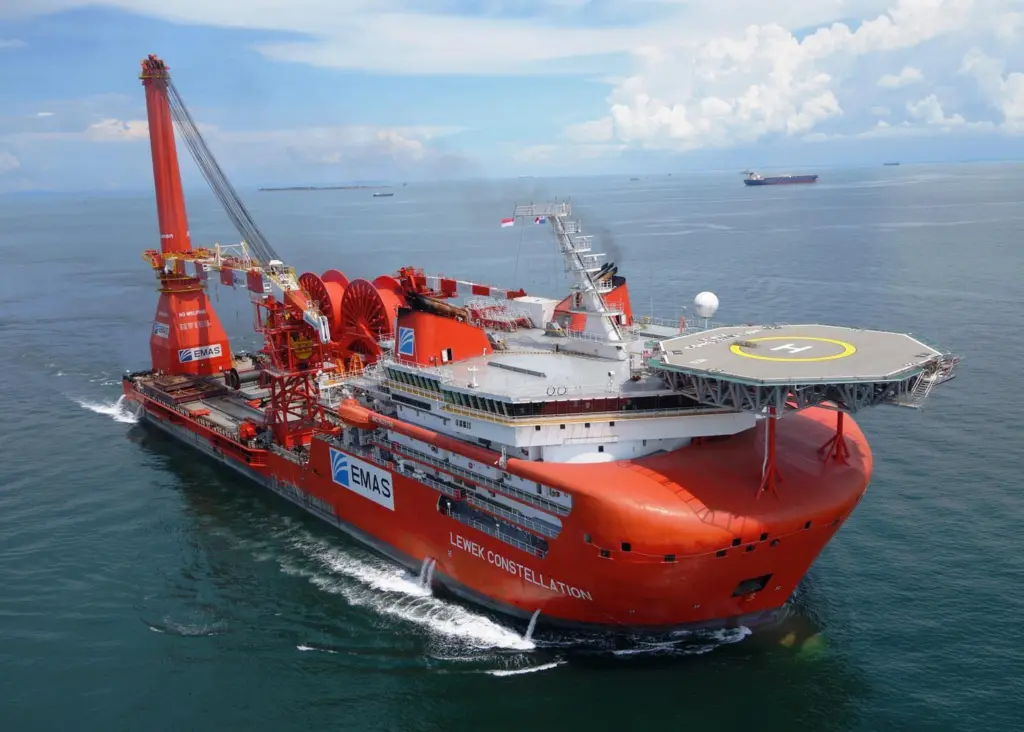 ‘Lewek Constellation’ – pipe lay and heavy lift from Asia