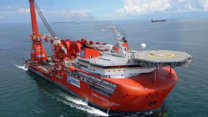 ‘Lewek Constellation’ – pipe lay and heavy lift from Asia