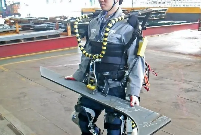 The exoskeleton gives DSME workers superhuman strength. Photo: DSME