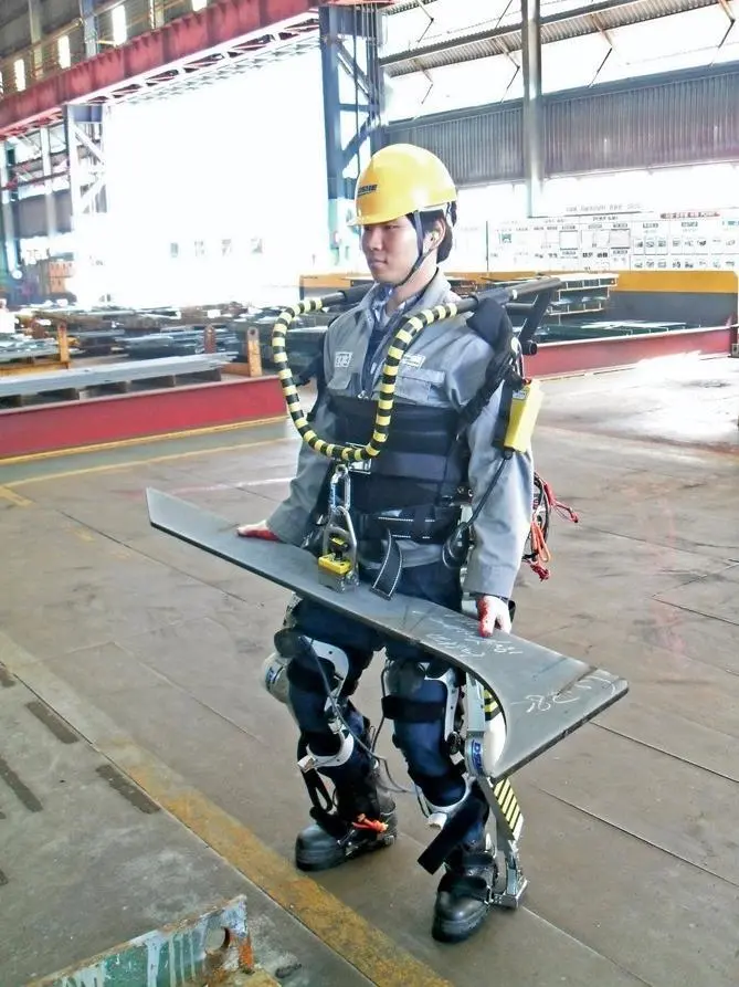The exoskeleton gives DSME workers superhuman strength. Photo: DSME