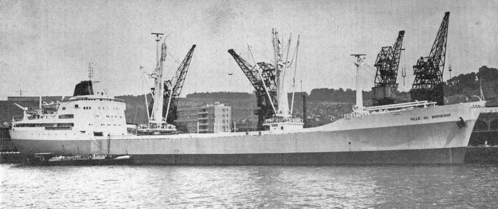 ‘Ville de Bordeaux’ employed a high level of machinery automation and relied on automatic filters for main engine fuel purification rather than centrifugal separators, allowing a 25% cut in manpower