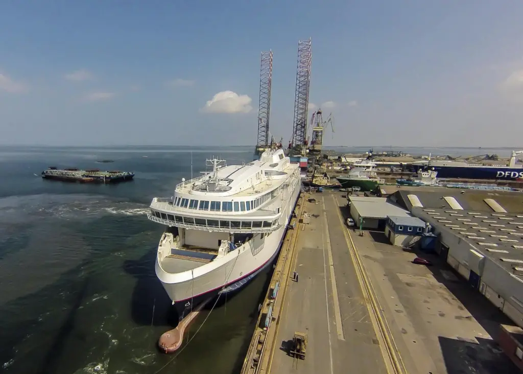 P&S ferry at Fayard (Photo: Brix)
