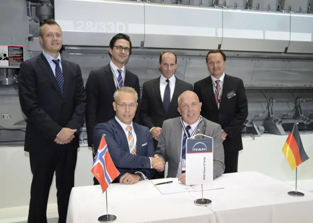 Signing the service agreement: standing, Mikael Adler, MD MAN Diesel & Turbo, Norway; Serghei Nastas, PrimeServ O&M Sales Manager; Dr. Stephan Timmermann, member of executive board, MAN Diesel & Turbo; Stefan Eefting – vice president, head of MA...