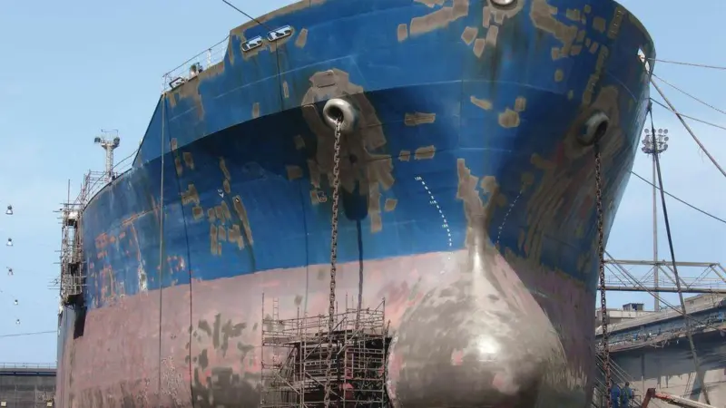 Sigmacover 580 is an epoxy anticorrosive/tiecoat for underwater hulls