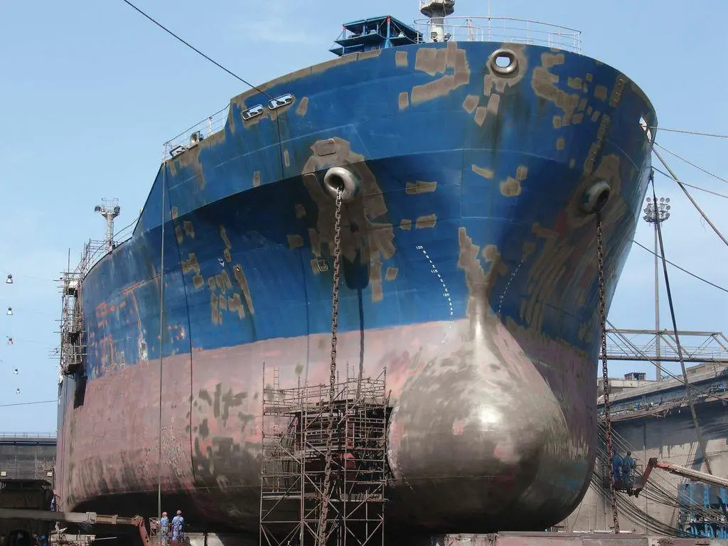Sigmacover 580 is an epoxy anticorrosive/tiecoat for underwater hulls