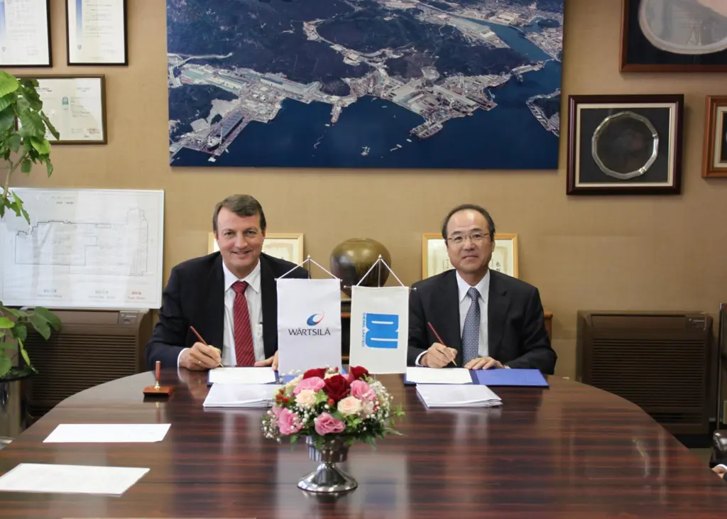 Martin Wernli of Wärtsilä and DU president Takashi Nakanishi renew DU’s two-stroke licence