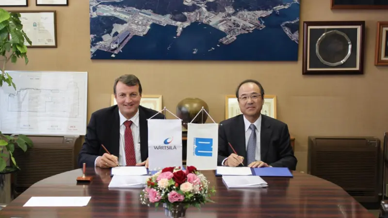 Martin Wernli of Wärtsilä and DU president Takashi Nakanishi renew DU’s two-stroke licence