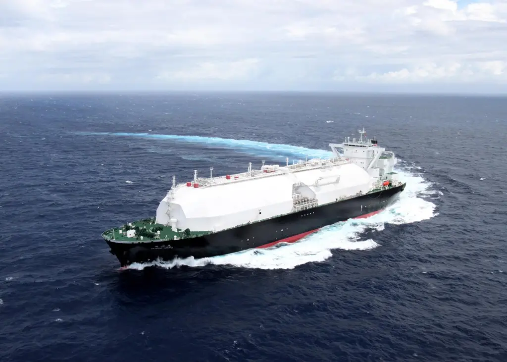 The recently delivered, 155,000m3-capacity ‘Seishu Maru’ heralds Mitsubishi's Sayaendo concept, using a continuous cover over the Moss spherical tanks