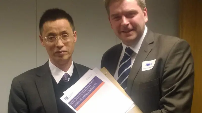 Mr Li Hongwei (left) with LR’s Jim Heath