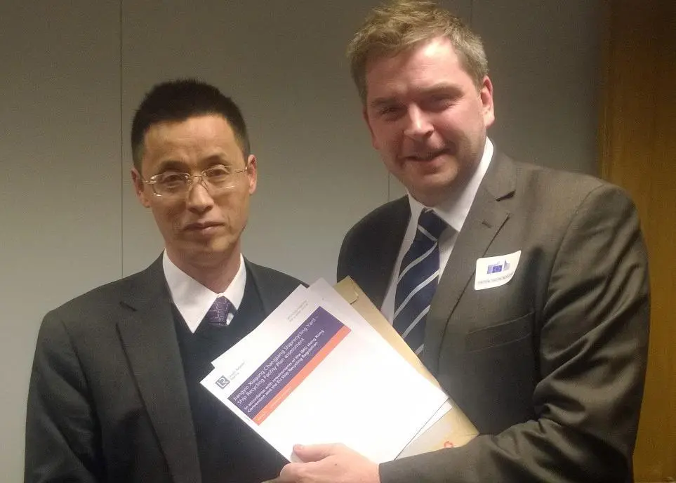 Mr Li Hongwei (left) with LR’s Jim Heath