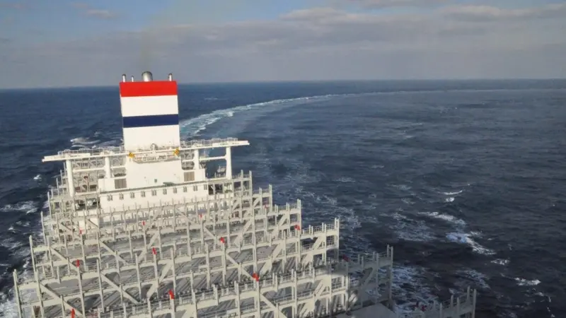 Slipstream from the ultra large container carrier Ural, equipped with Van der Velden's ESPAC system