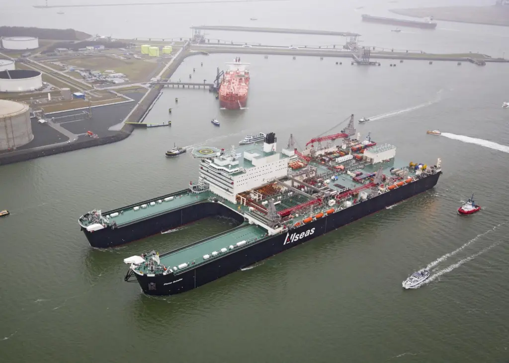 An integrated DP and manoeuvring system will assist the world's biggest construction vessel in its offshore duties