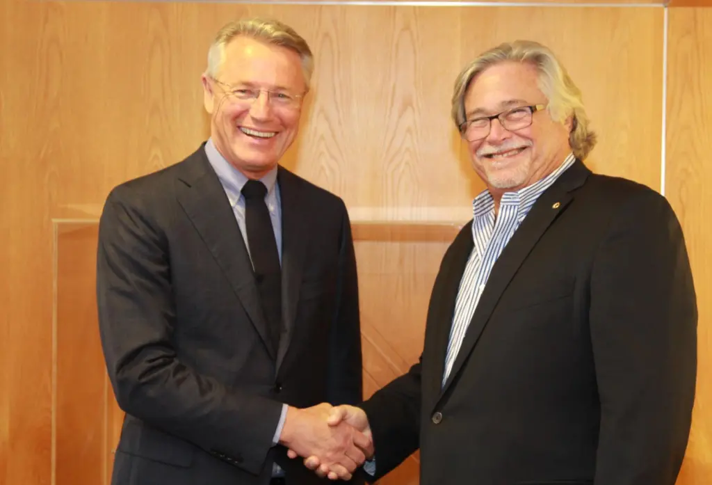 Björn Rosengren, president and CEO of Wärtsilä and Micky Arison, chairman of Carnival Corp seal the partnership