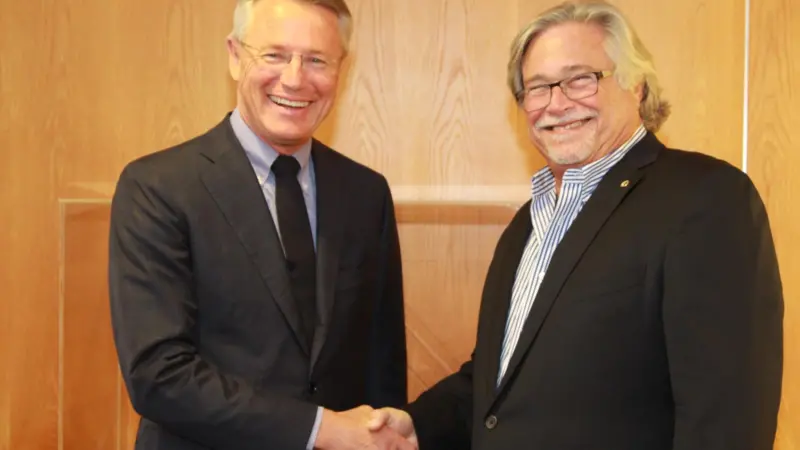 Björn Rosengren, president and CEO of Wärtsilä and Micky Arison, chairman of Carnival Corp seal the partnership