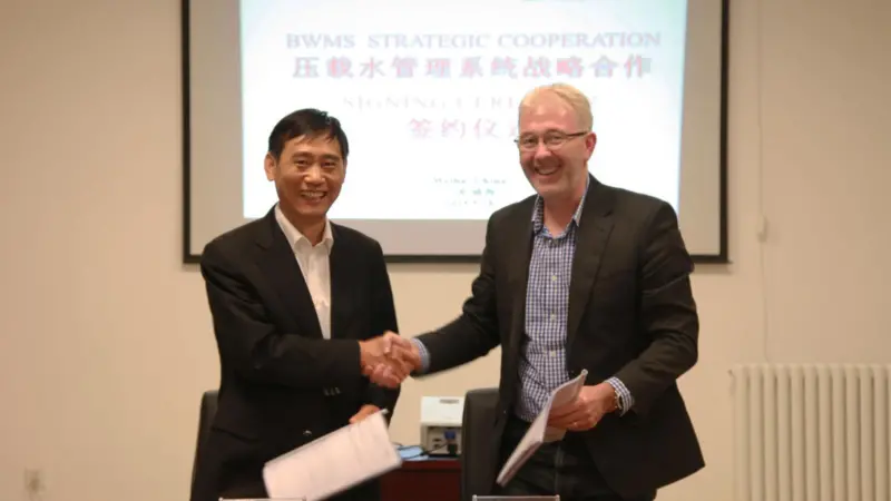 WECOSCO chairman Jia Lianjun (left) and Joe Thomas, director, ballast water management systems, Wärtsilä Ship Power.