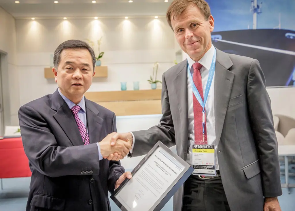 DNV GL's Svensen presented HHI's Moon-kyoon with the AiP certificate at a ceremony held during Nor-Shipping