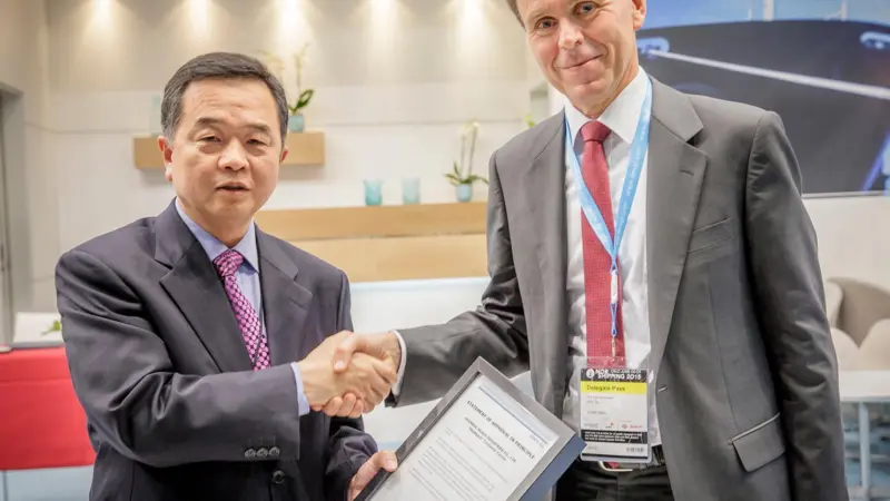 DNV GL's Svensen presented HHI's Moon-kyoon with the AiP certificate at a ceremony held during Nor-Shipping