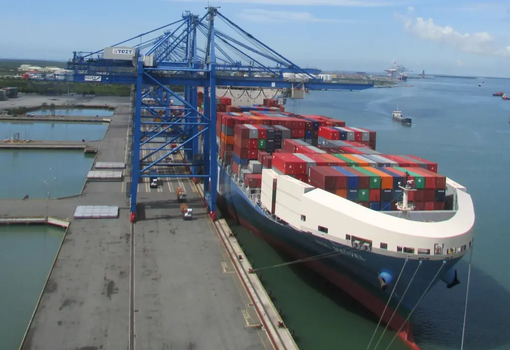 Containership 'MOL Marvel' with energy-saving windshield fitted for demonstration tests (image provided by Mitsui OSK Lines)